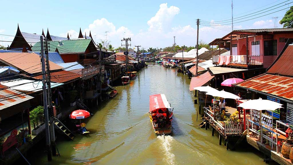 Main canal in Amphawa floating market.
