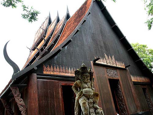 Baan Dam Museum, house and statue.