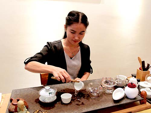 Preparing tea, Cha Prasert Teahouse.