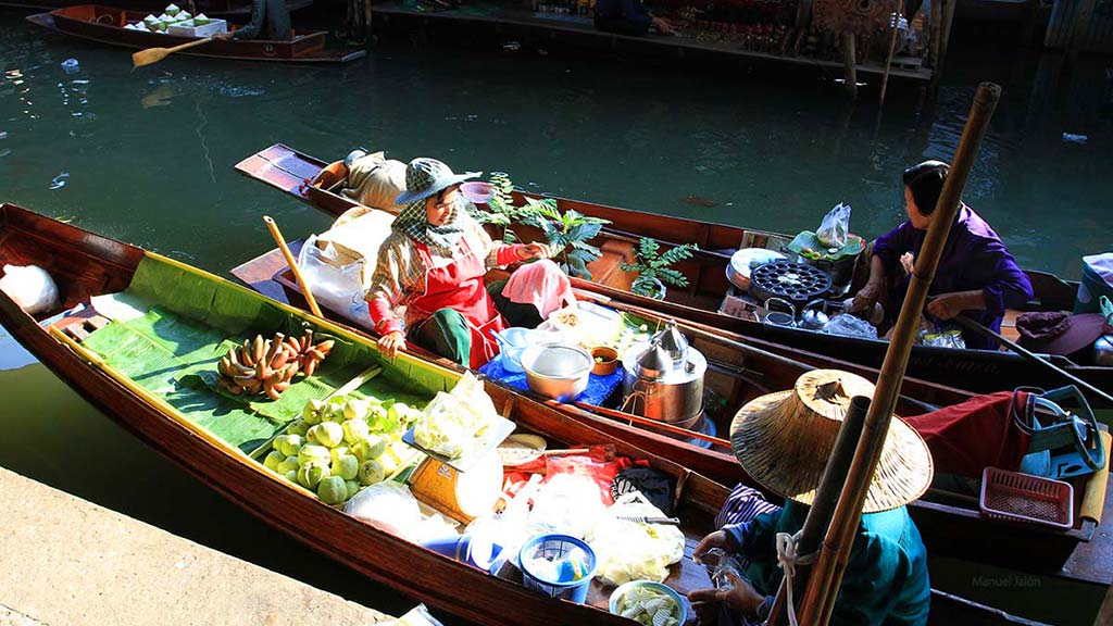 Some boats in the Damnoen Saduak floating market.