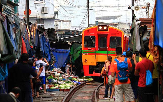 Mae Klong train market