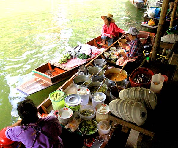 Lat Mayom floating market.