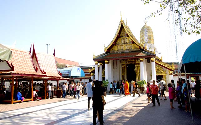 Wat Mahathat, the main monastery in Phitsanulok.