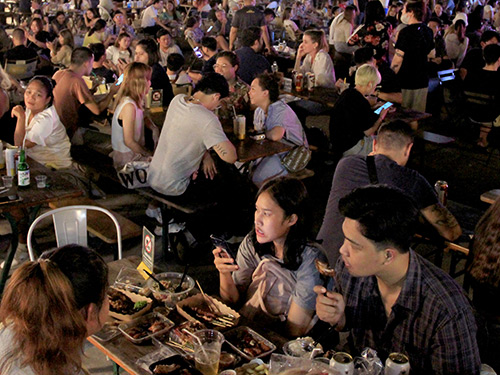 Mercado nocturno Rodd Fairs en Bangkok