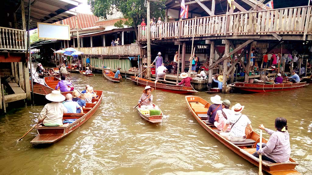 Damnoen Saduak floating market.
