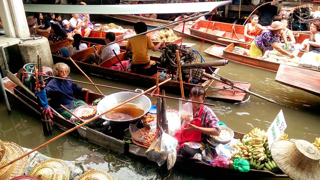 Damnoen Saduak floating market.