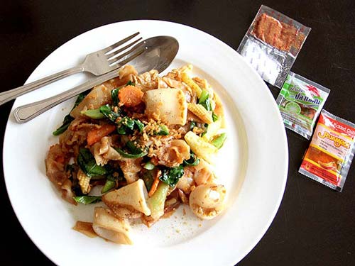 Sauteed rice noodles with seafood in soybean paste.