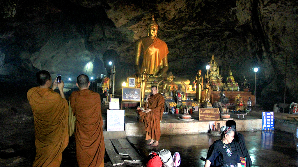 Templo Budista en una cueva, junto al Ferrocarril de la Muerte.